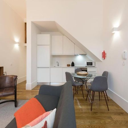Lovelystay - Cozy Duplex With Patio Right Off Train&Metro Station Porto Luaran gambar