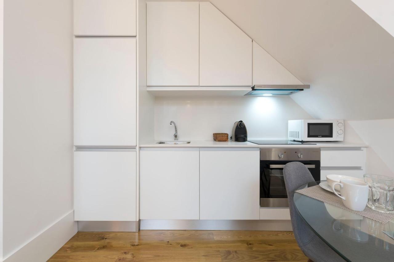 Lovelystay - Cozy Duplex With Patio Right Off Train&Metro Station Porto Luaran gambar